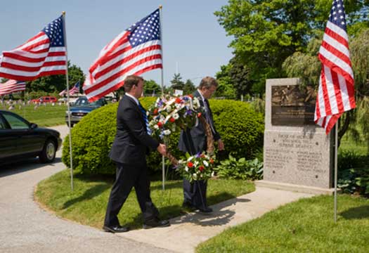 Staff placing wreaths at Persian Gulf monument